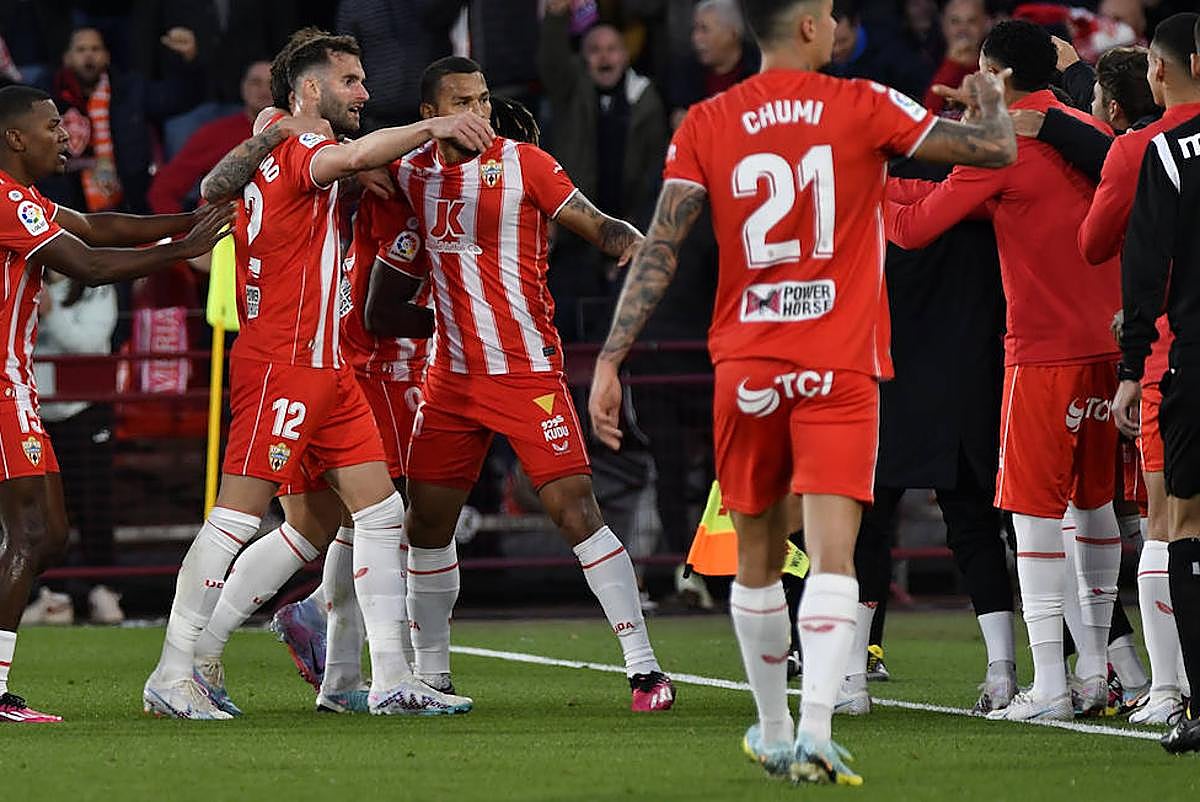 El Almería celebra un gol para la historia pues supone ganar al Barça por primera vez y salir del descenso.