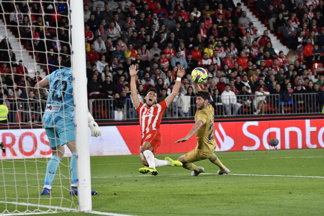 El Almería sella una victoria para dejar atrás el infierno