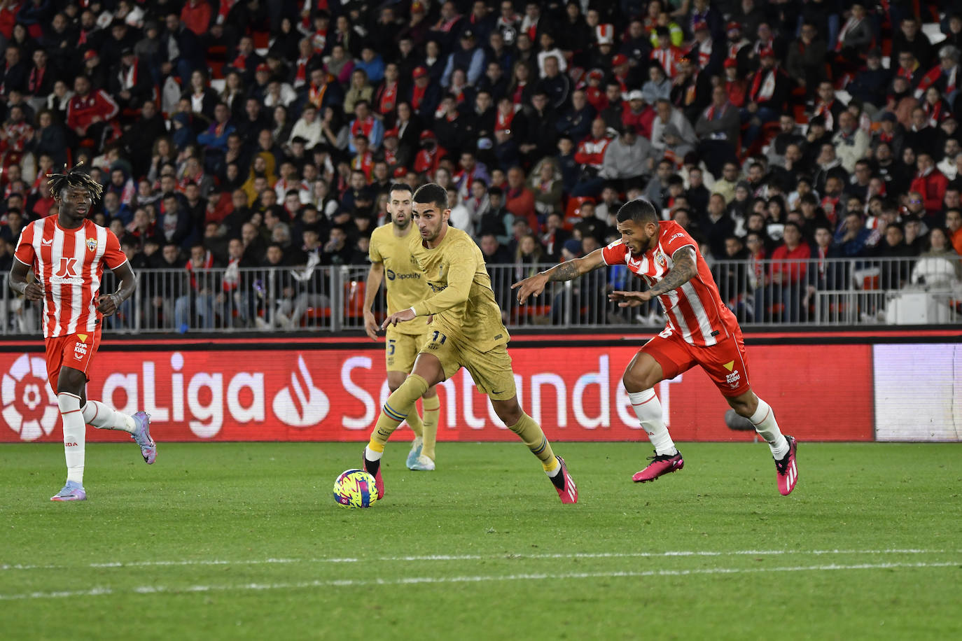 El Almería sella una victoria para dejar atrás el infierno