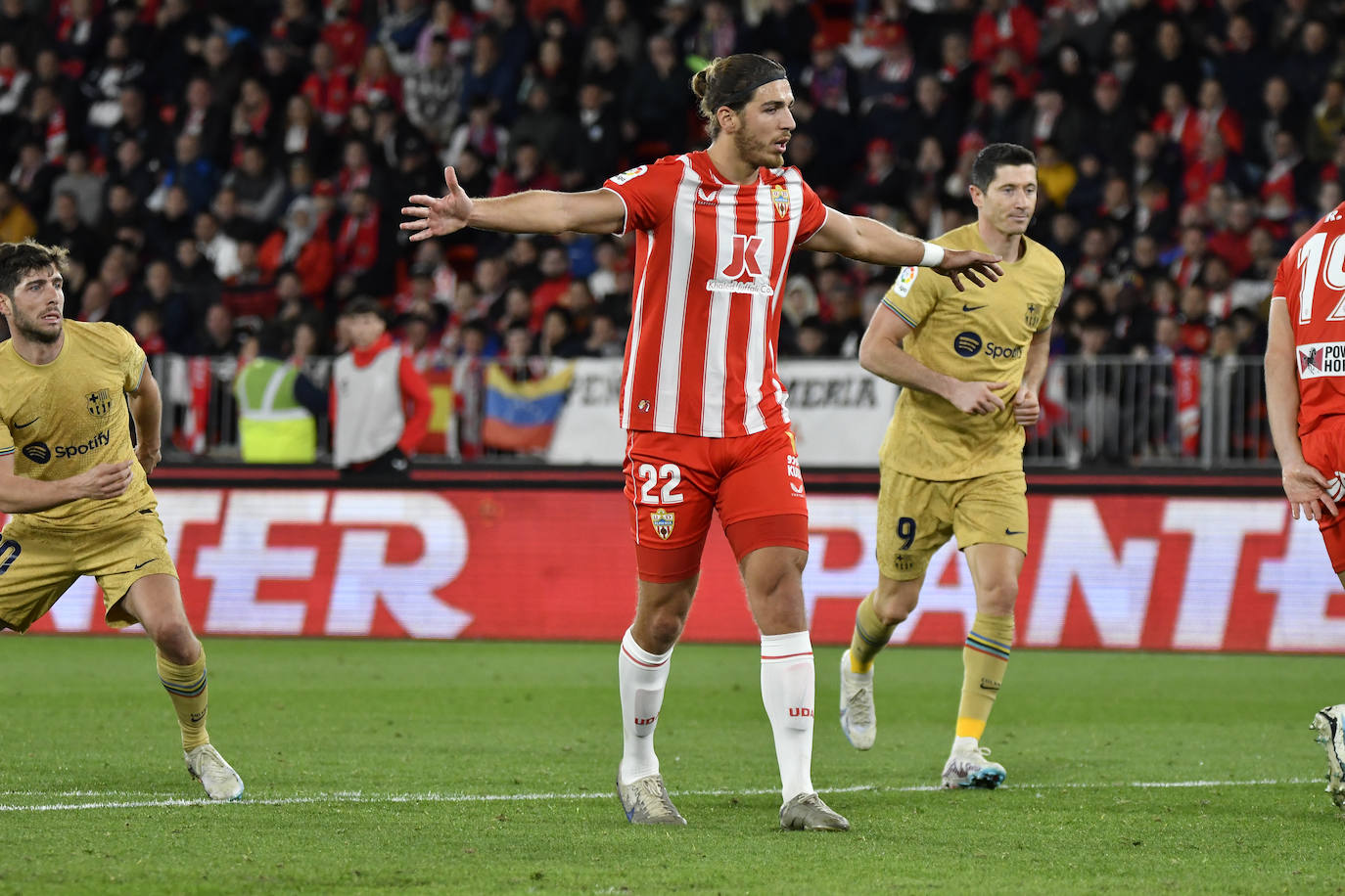 El Almería sella una victoria para dejar atrás el infierno