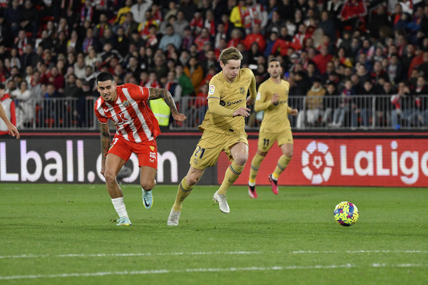 El Almería sella una victoria para dejar atrás el infierno