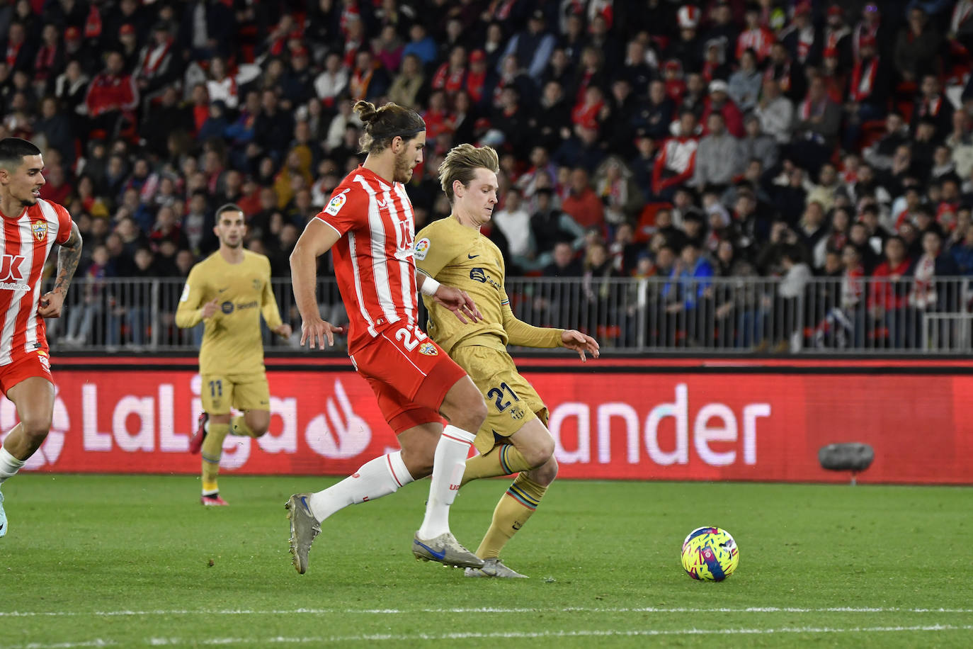 El Almería sella una victoria para dejar atrás el infierno