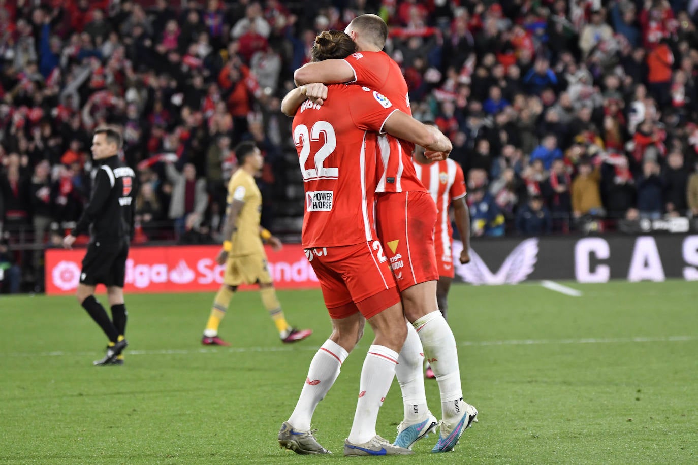 El Almería sella una victoria para dejar atrás el infierno