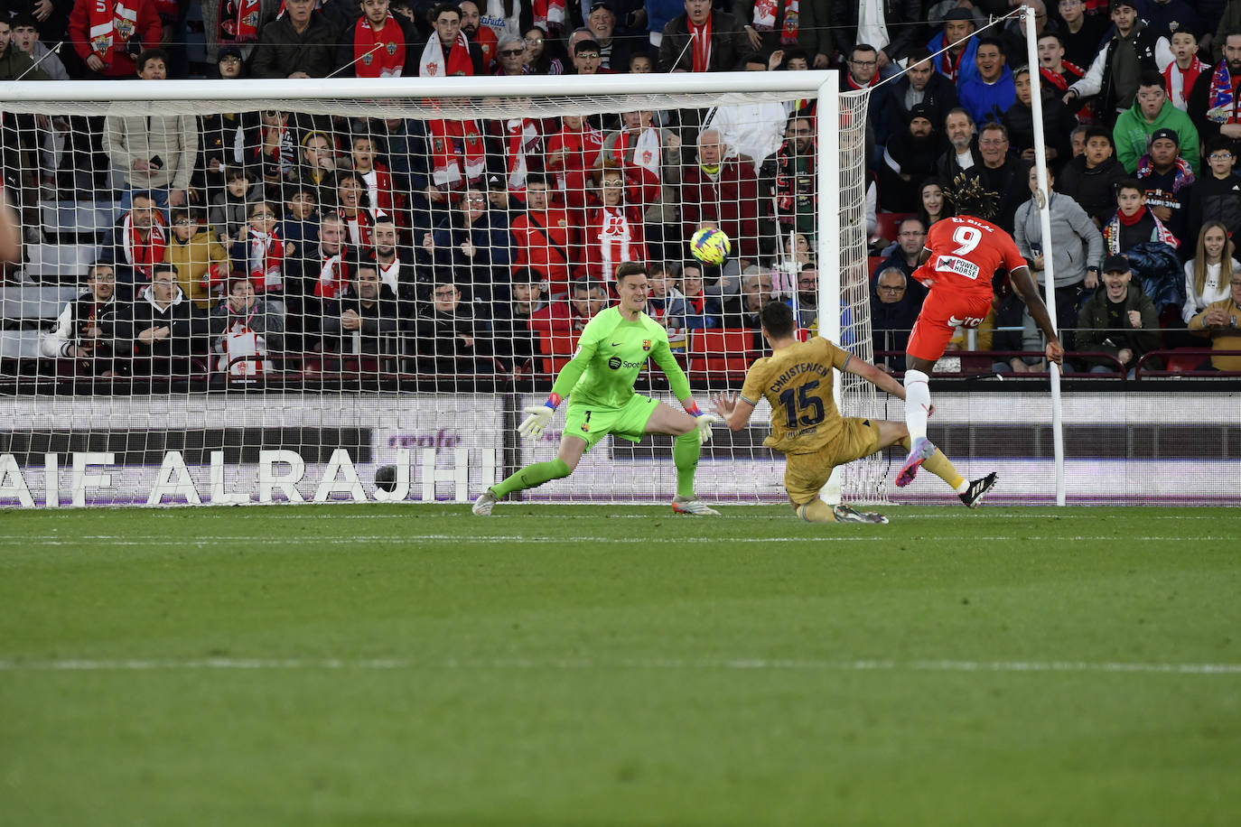 El Almería sella una victoria para dejar atrás el infierno