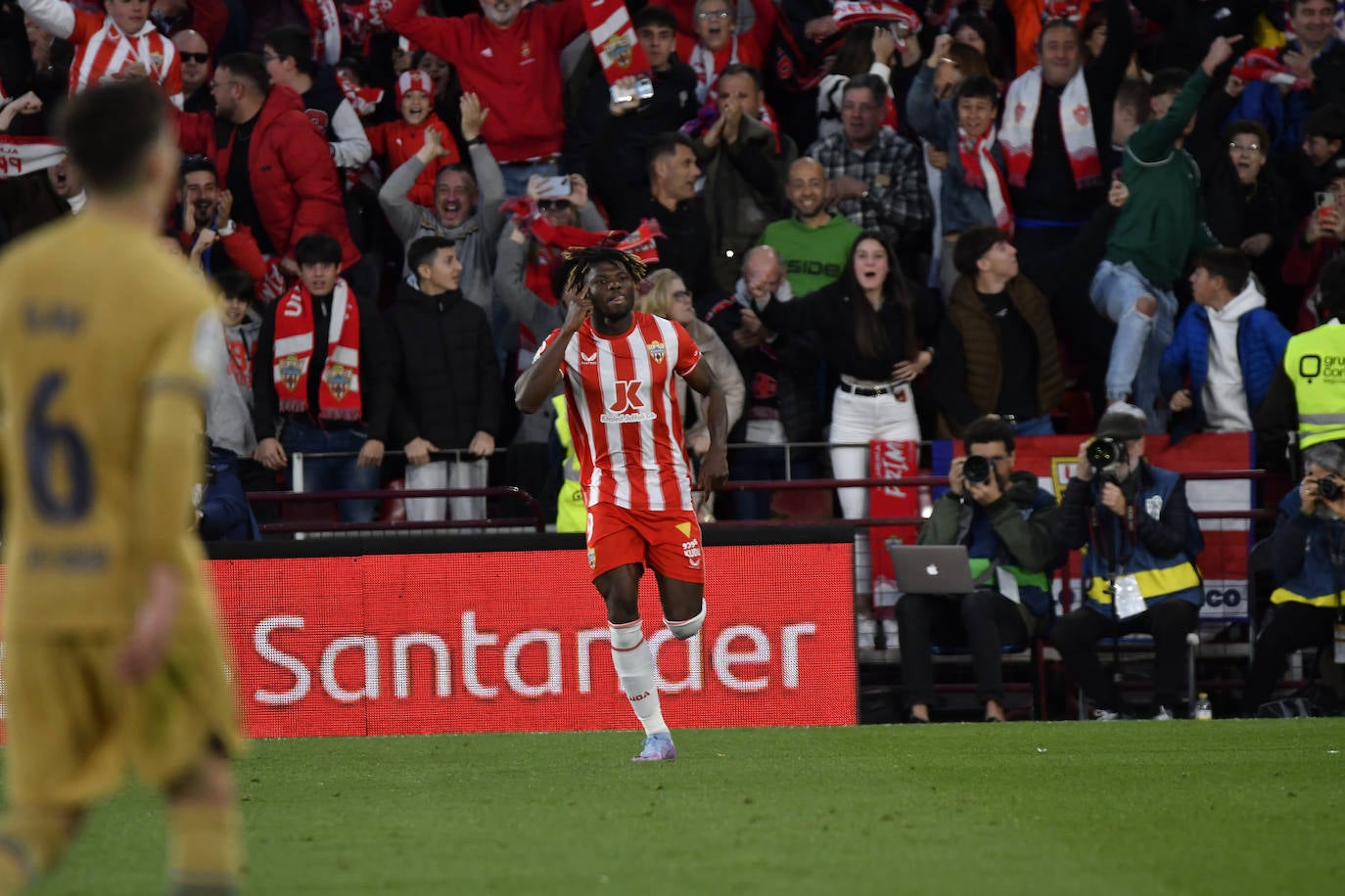 El Almería sella una victoria para dejar atrás el infierno