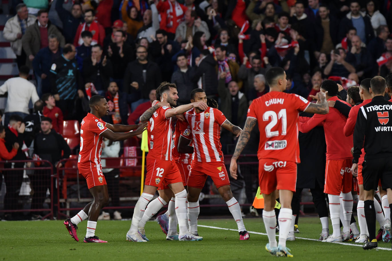 El Almería sella una victoria para dejar atrás el infierno