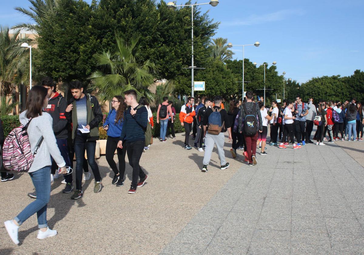 Alumnos de la Universidad de Almería durante un cambio de clase en el Campus de La Cañada.