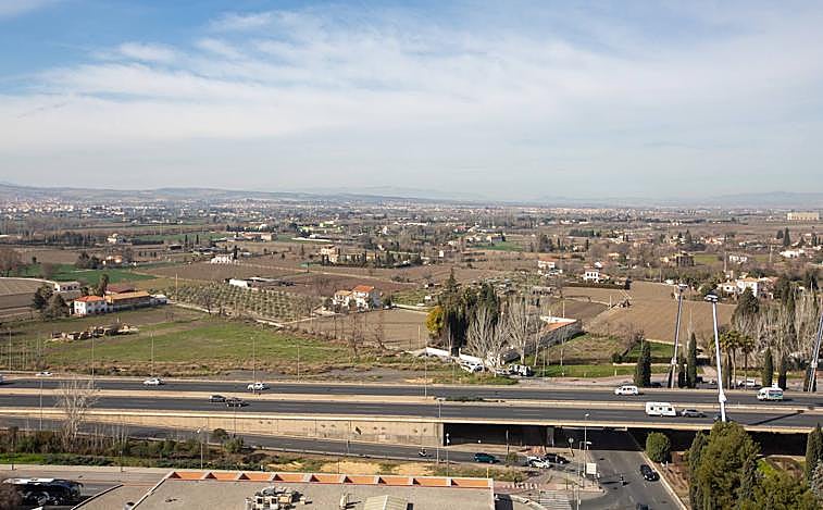 Imagen principal - Vista general de la vega de Granada y de fincas en producción.