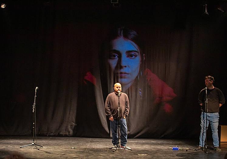 El realizador Juanma Sayalonga, en la presentación junto a Sergio Escribano.
