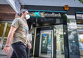 Un chico frente a Caixabank.