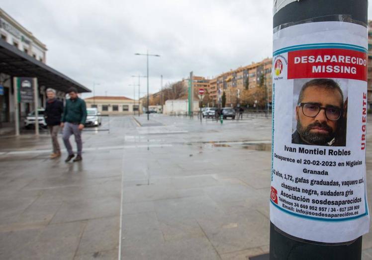 Uno de los carteles colocados en la estación de Renfe de Granada.