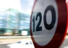 La señal que permite circular legalmente a 150 kilómetros por hora.