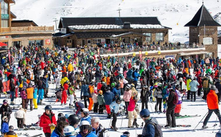 Imagen principal - Sierra Nevada logra sus mejores datos de la temporada durante el puente del 28F