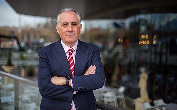 Imagen principal - El director de Koh Young Research Spain, Alfonso Luis Cebollero de Torre posa para IDEAL en las oficinas del PTS donde se instalarán. Abajo las instalaciones en Corea y una máquina AOI (Inspección Óptica Automatizada) de Koh Young inspeccionando una placa test. 