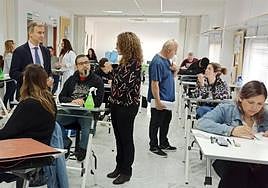 El delegado de Empleo, Empresa y Trabajo Autónomo, Amós García, en la Escuela del Mármol de Fines.