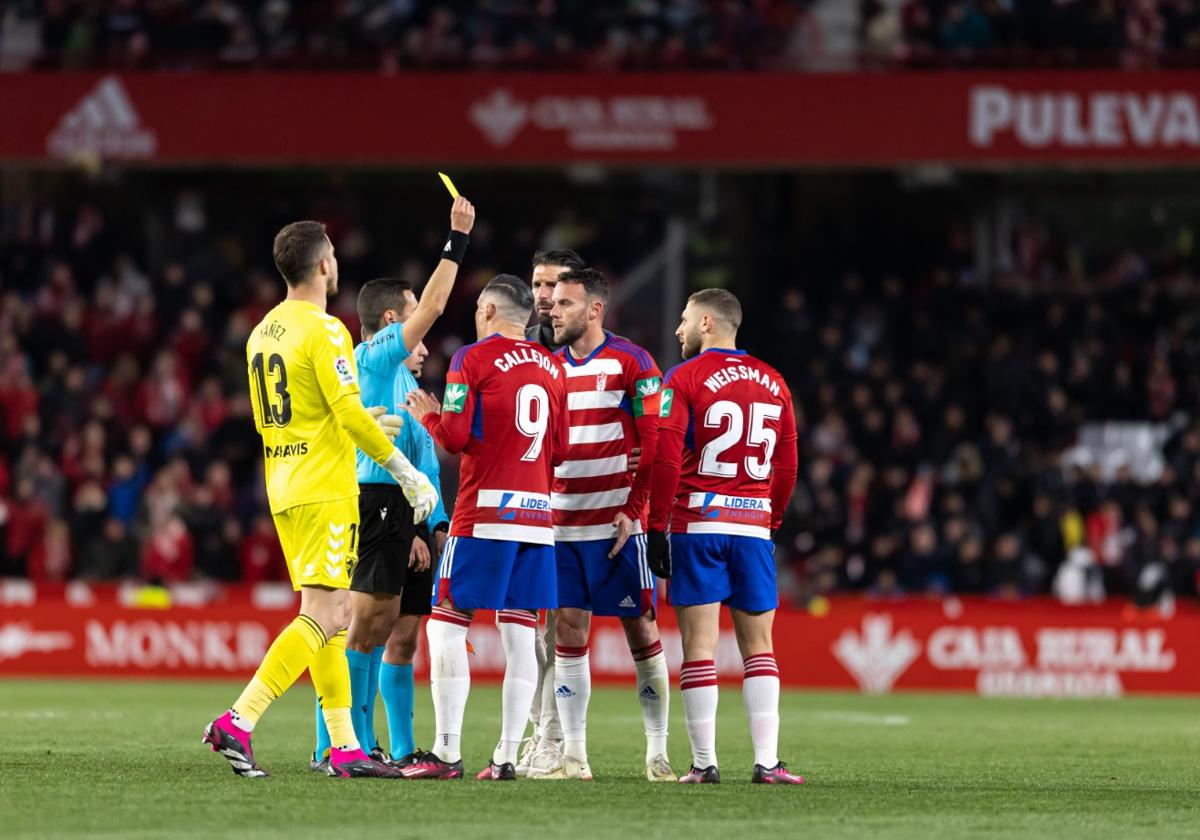 Hernández Maeso muestra la amarilla a Quini.