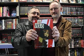 El Torres y Gabriel H. Walta sostienen una copia de 'El Velo', en la librería Picasso Cómics.