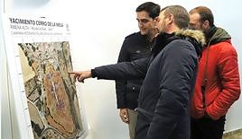 Los investigadores explican al alcalde Marino Aguilera los hallazgos encontrados.