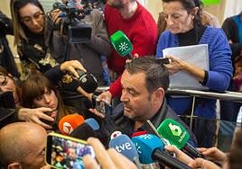 El marido de la concejala Vanessa Romero atiende a los medios en el Ayuntamiento de Maracena.