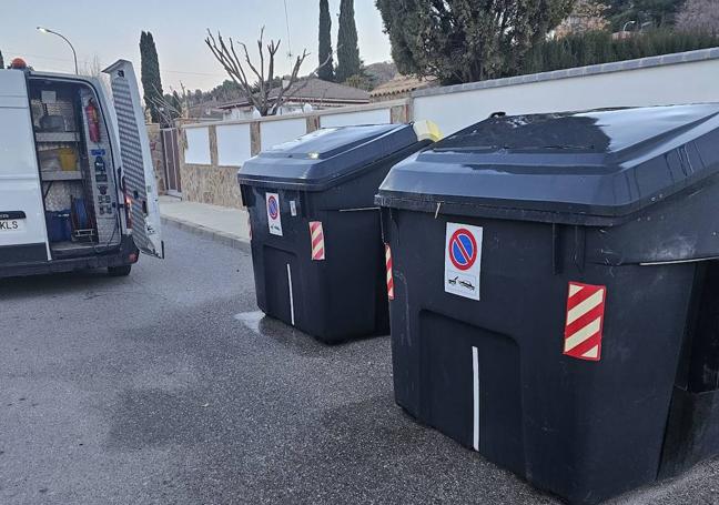 Limpieza de contenedores de basura en el Puente Tablas.