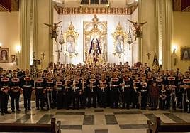 Foto de familia de la agrupación en Sevilla.