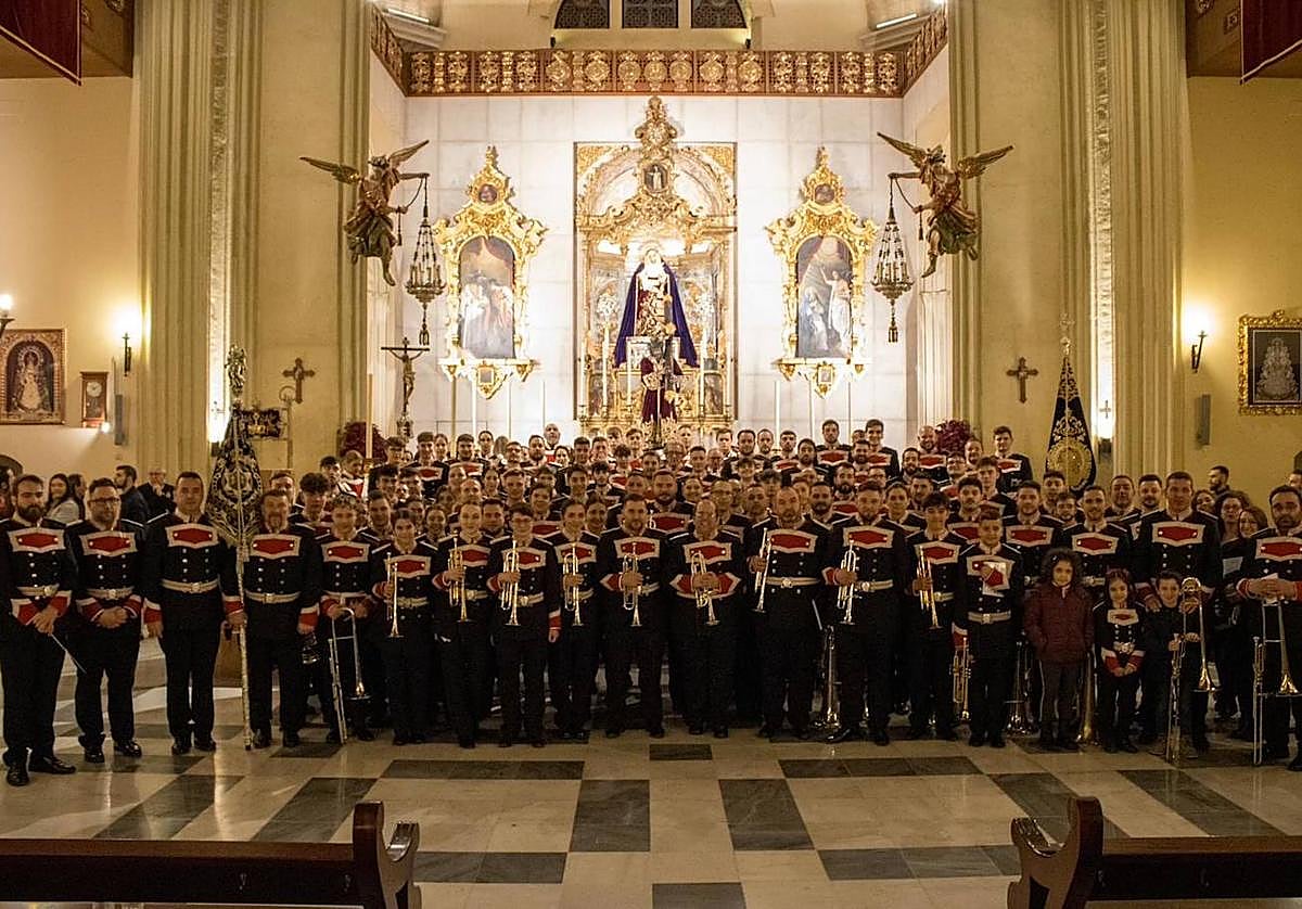 Foto de familia de la agrupación en Sevilla.