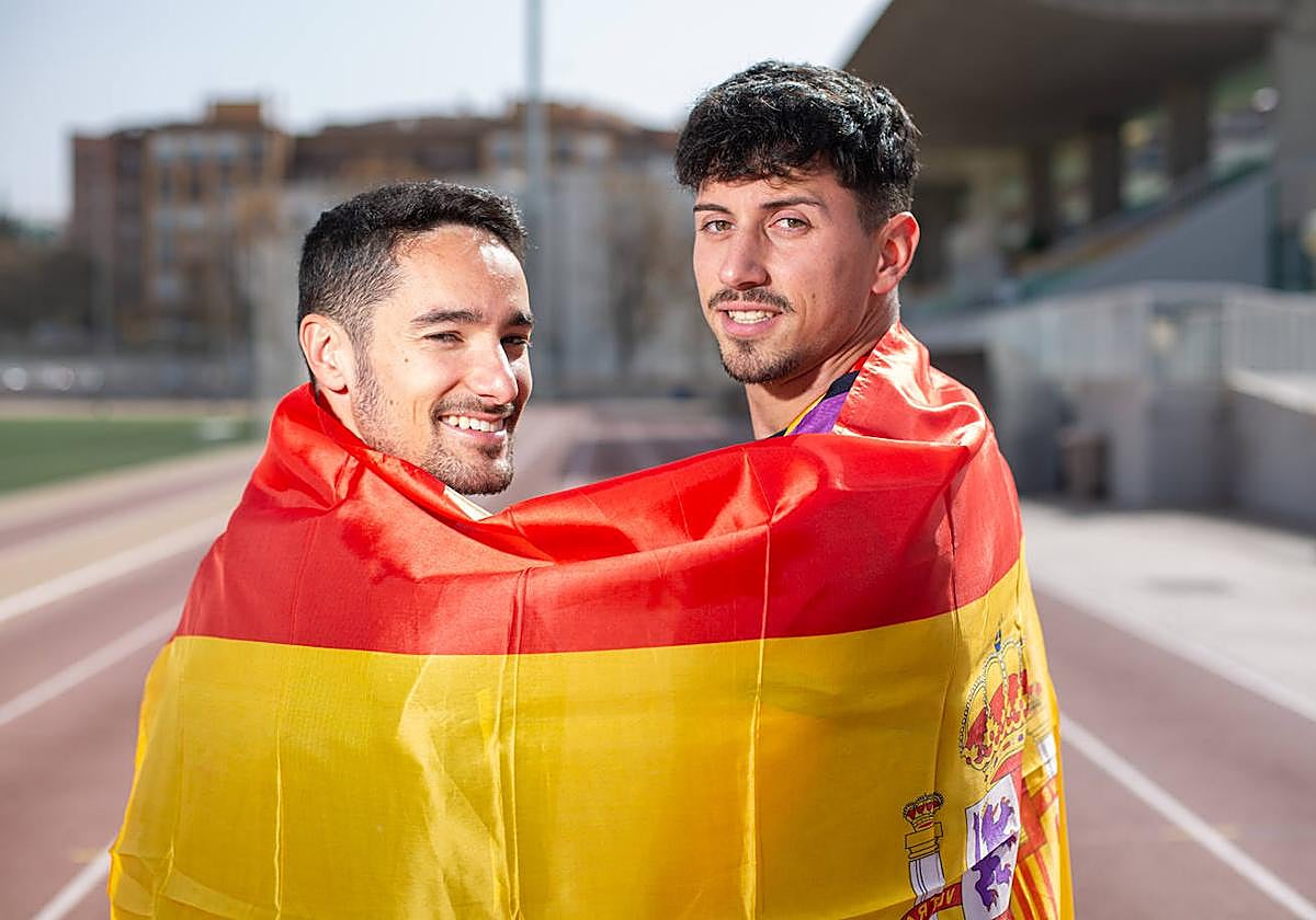 Ignacio Fontes y Dani Rodríguez, envueltos en la bandera española antes de ir a Estambul.