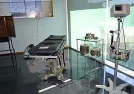 Antigua mesa de operaciones y vetusto material sanitario que puede verse en la muestra habilitada en el Edificio de Gobierno de la UAL.