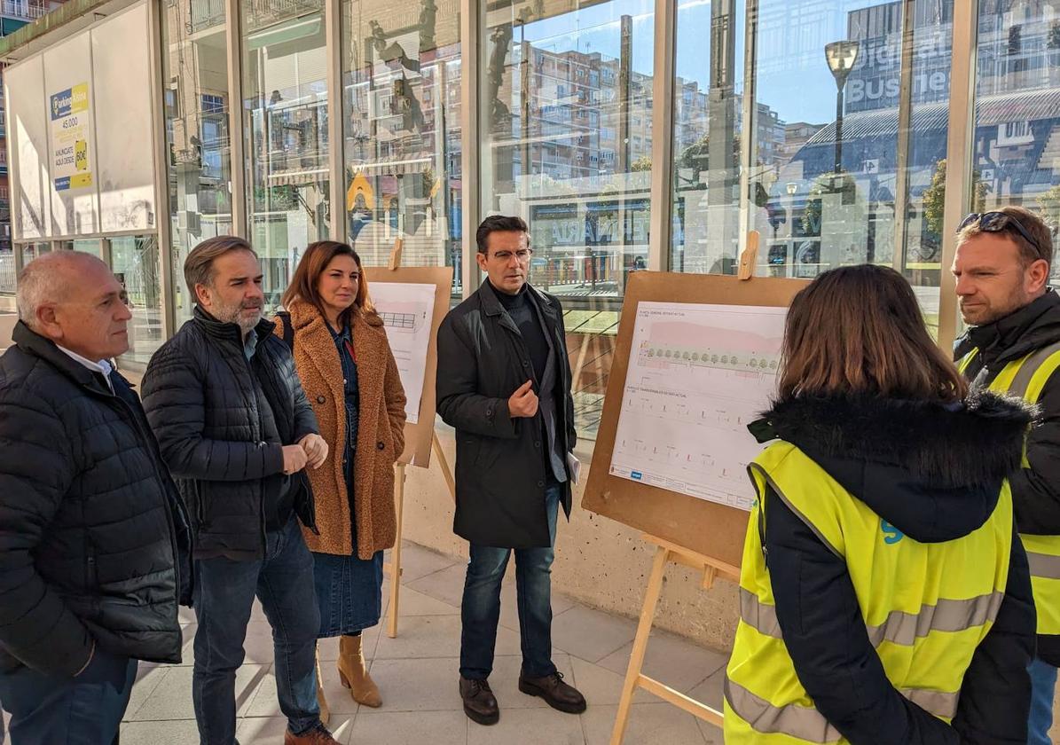 El alcalde de Granada, Paco Cuenca, junto a los ediles de Movilidad, Raquel Ruz, y Mantenimiento, Jacobo Calvo, en la glorieta.