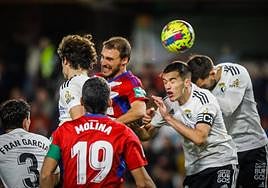 Ignasi Miquel, que no podrá jugar en El Plantío, rodedado de jugadores del Burgos, en el partido de la primera vuelta.