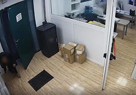 La presunta autora, agazapada, para ir a por las pertenencias que hurtaron.