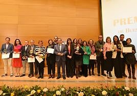 El presidente de la Diputación de Granada y la diputada de Bienestar Social junto a los premiados.