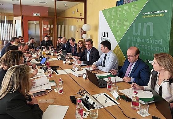 Encuentro de trabajo en Baeza del consejero de Política Industrial y Energía, Jorge Paradela.