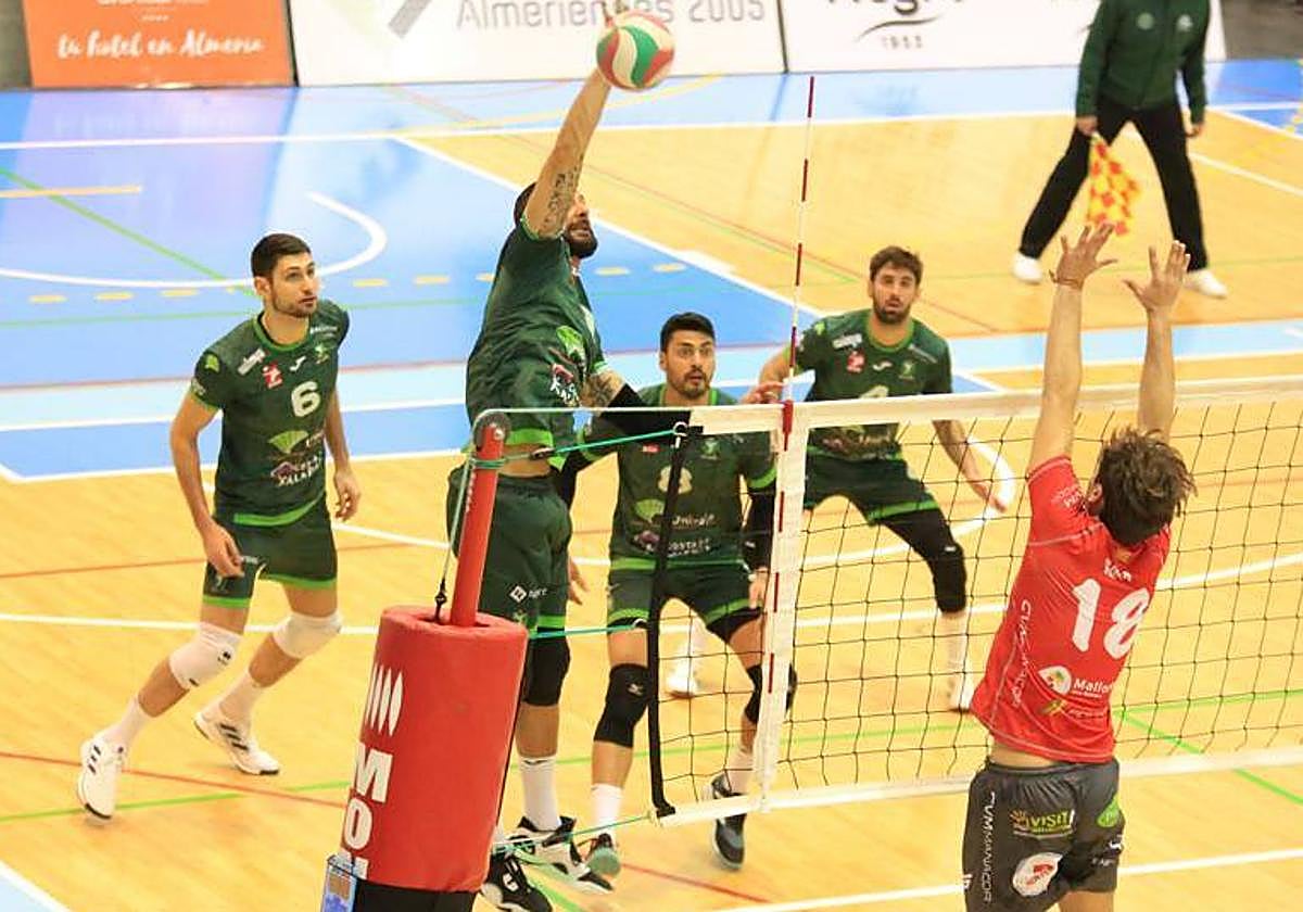 Marco Ferreira, el mejor del partido, supera el bloqueo de Gibanel.