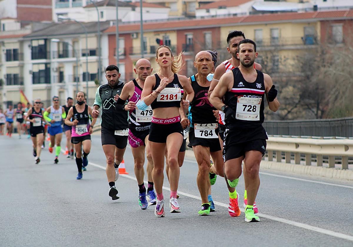Atletas en el Puente Aliatar.