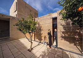Los arquitectos Macarena Fernández y Luis Ibáñez, asomados en el burladero;detrás, torre para los dormitorios.