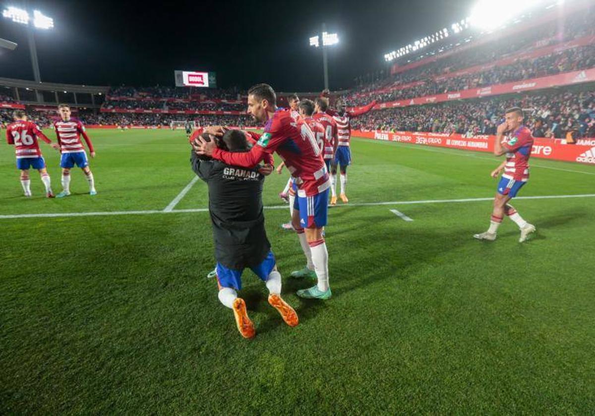 Abrazos a Sergio Ruiz tras el gol.