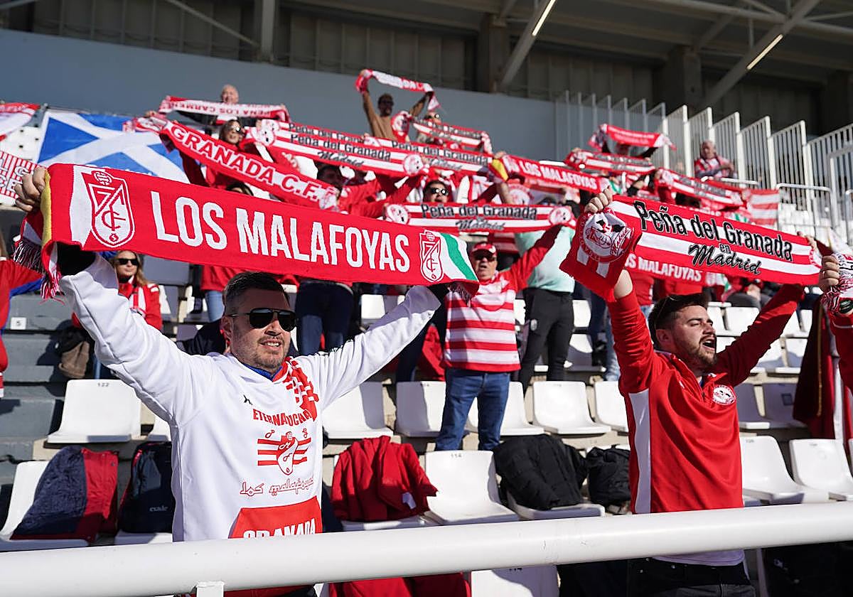 Aficionados del Granada en El Plantío de Burgos.