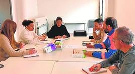 Mercedes Linares González, concejala de Salud y familias de Alcalá la Real; Cristina Mata, psiquiatra del Hospital Universitario de Jaén; Rafael Pascual, psicólogo clínico del Hospital Universitario de Jaén; Rafael Fiñana, director UGC Alcalá; Manuel García, coordinador enfermería de Alcalá la Real, y María José Aguilera, técnica municipal.