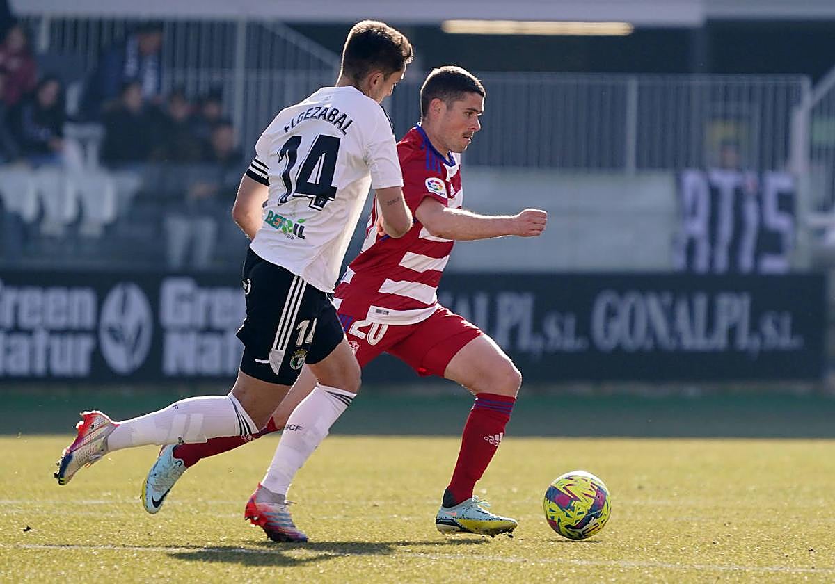 Sergio Ruiz conduce el balón durante el partido en El Plantío.