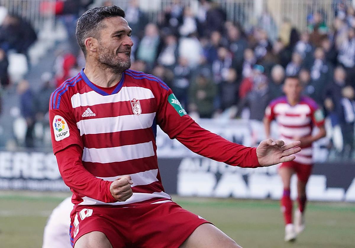 Jorge Molina celebra la tercera diana del Granada en El Plantío mirando a la grada.