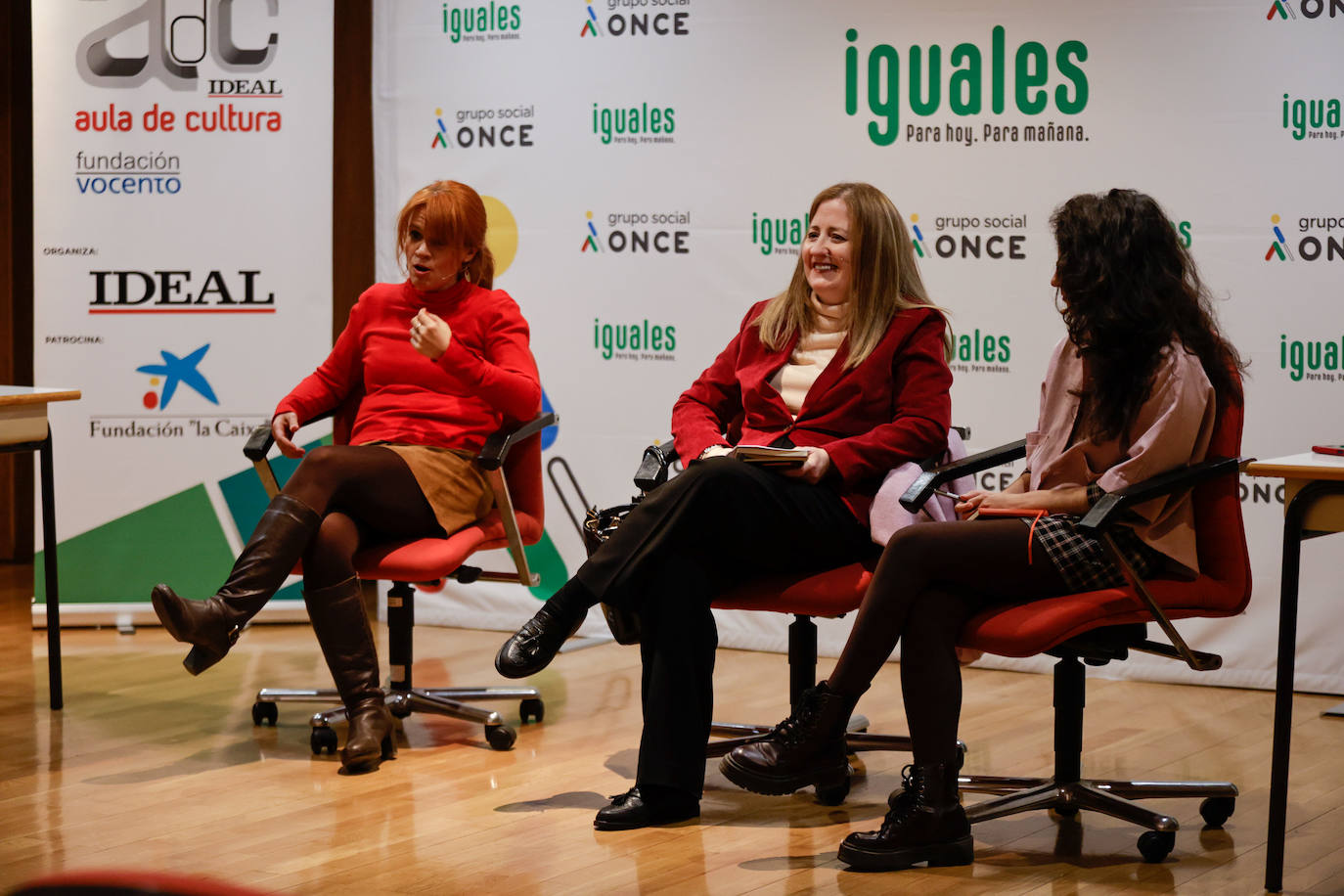 Las escritoras y profesoras Ioana Gruia, Remedios Sánchez y Rosa Berbel, en el Aula de Cultura de IDEAL.