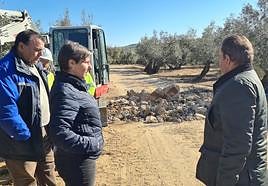 La delegada Soledad Aranda durante la visita a las obras en Villanueva de la Reina.