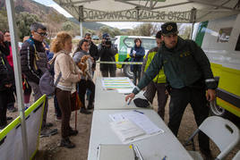 Voluntarios se acercan hasta el puesto avanzado de mando para ofrecerse para la búsqueda de Iván Montiel.