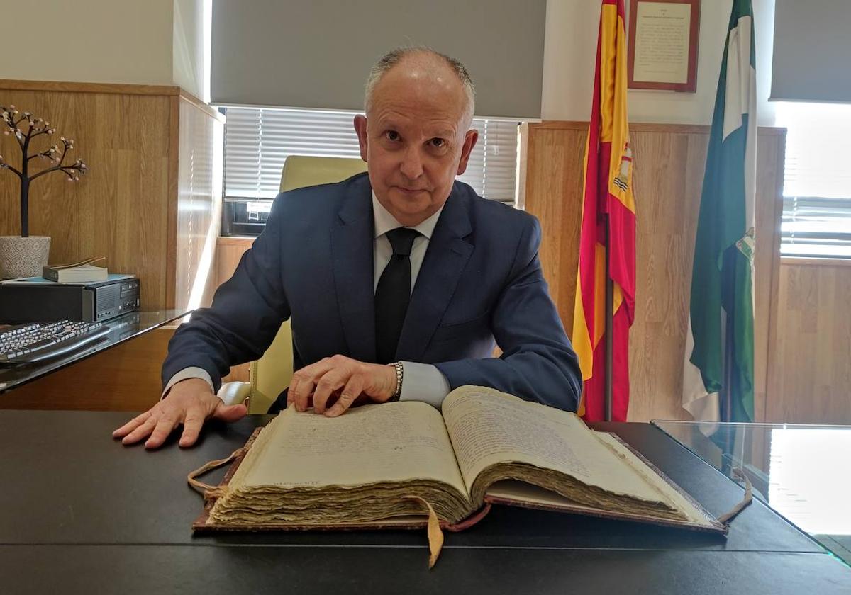 Luis Miguel Columna, presidente de la Audiencia Provincial de Almería, junto con el libro que contiene, entre otras, la sentencia del Crimen de Níjar.