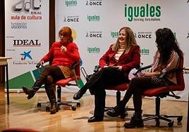 Las escritoras y profesoras Ioana Gruia, Remedios Sánchez y Rosa Berbel, en el Aula de Cultura de IDEAL.
