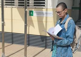 La almeriense Mariset Morales en el acceso al edificio de Dirección del Hospital Universitario Torrecárdenas.