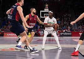 Thomas Bropleh, entre la defensa del Baskonia.