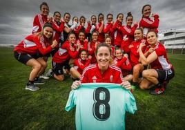 Las futbolistas del Granada posan con una camiseta con el dorsal '8' por el 8M en el que jugarán contra el Atlético de Madrid.