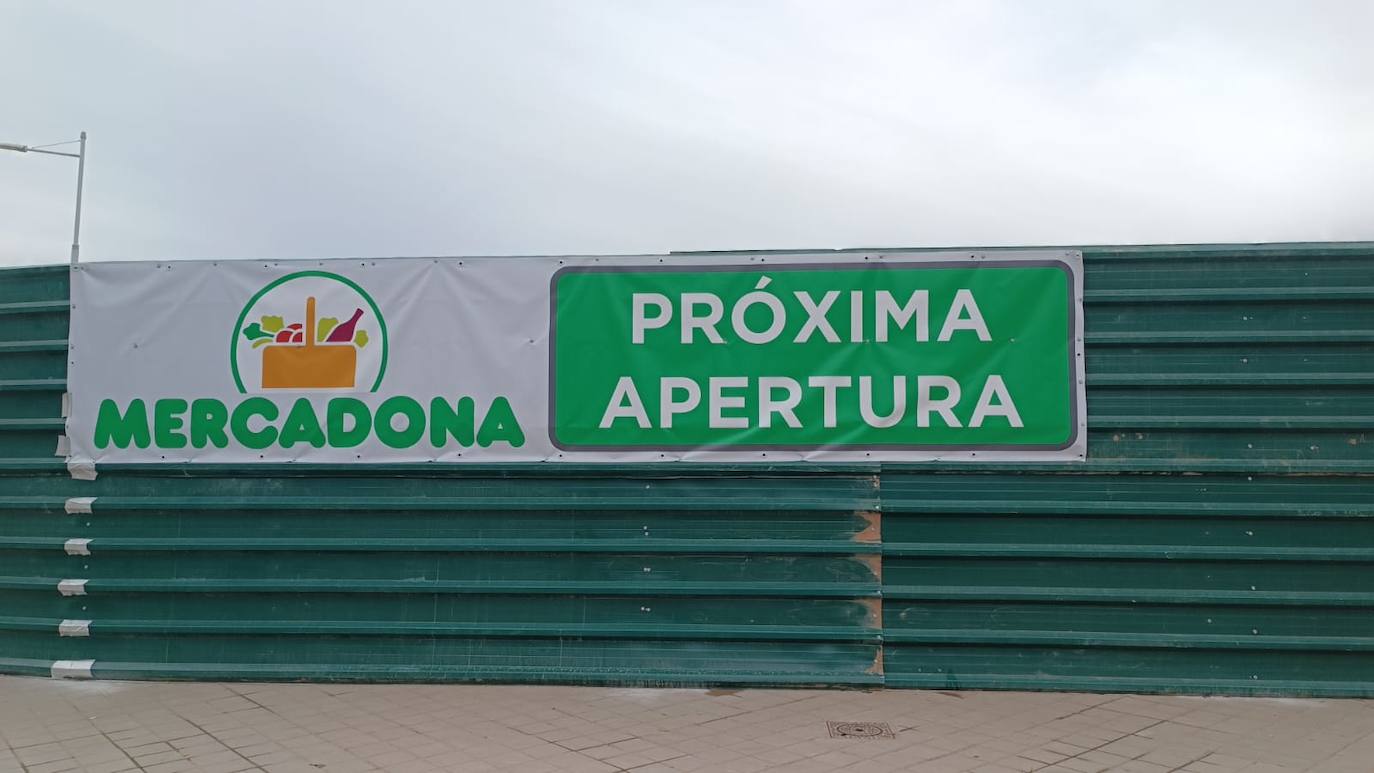 Anuncio de la próxima apertura en las vallas que limitan el solar donde han empezado las obras.